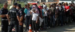 Viele Flüchtling aus dem Nahen Osten und Afrika versuchen über Serbien, wie hier an einer Polizeistation in Presovo, in die EU zu gelangen. 