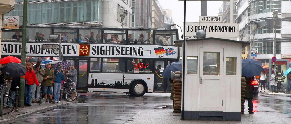Checkpoint Charlie mit Kontrollhäuschen aus dem 1960er Jahren.