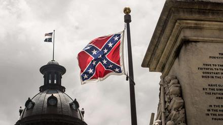 Seit 2000 wehte die Flagge an einem Kriegerdenkmal vor dem Parlamentsgebäude in Columbia. 