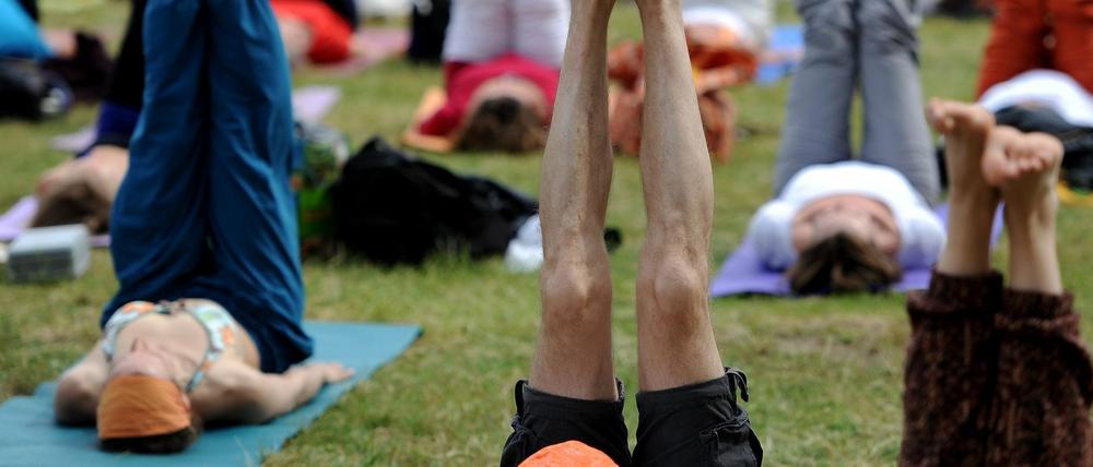 Immer schön locker bleiben. Mehr als 7000 Besucher kamen zum Yoga-Festival, das an diesem Wochenende zum letzten Mal am Havelufer in Kladow stattfand. Weil der Platz für Zelte und Autos dort nicht ausreicht, suchen die Veranstalter eine neuen Standort..