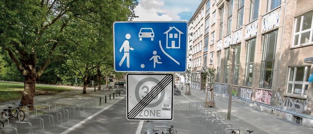 Das war's vorerst mit der temporären Spielstraße in der Gudvanger Straße in Prenzlauer Berg. Insgesamt war der Test auf sechs Monate angelegt, eine Anwohnerin hatte einen Eilantrag dagegen gestellt.