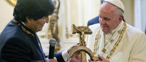 Freundliche Miene zum bescheuerten Geschenk: Papst Franziskus erhielt von Boliviens Präsident Evo Morales ein Kreuz aus Hammer und Sichel.