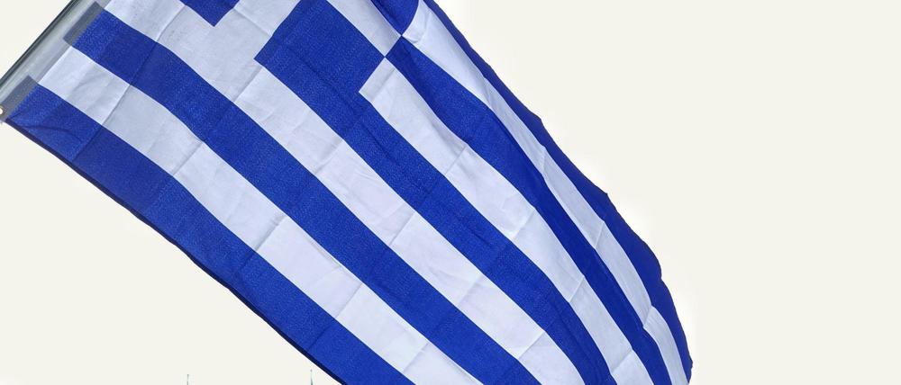 Eine griechische Flagge in Berlin - im Zuge der Krise in ihrem Land sind viele Griechen in die deutsche Hauptstadt gekommen. Ein Treffpunkt für sie ist die griechisch-orthodoxe Gemeinde.