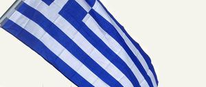 Eine griechische Flagge in Berlin - im Zuge der Krise in ihrem Land sind viele Griechen in die deutsche Hauptstadt gekommen. Ein Treffpunkt für sie ist die griechisch-orthodoxe Gemeinde.