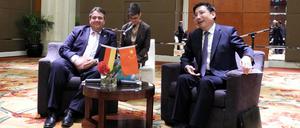 Engere Kooperation. Wirtschaftsminister Sigmar Gabriel (l.) trifft den chinesischen Minister für Industrie und Informationstechnologie (MIIT), Miao Wei in Peking.