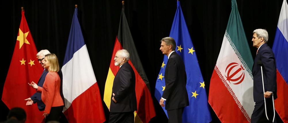 Frank-Walter Steinmeier, Federica Mogherini, Mohammad Javad Zarif, Philip Hammond und John Kerry nach dem Abkommen auf dem Weg zum gemeinsamen Foto.