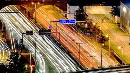 Deutschlands meistbefahrene Autobahn: Hier wird ab Montag gebaut, die Eisenbahnbrücke (oben am Bildrand) wird saniert. Die Auffahrten sind gesperrt.