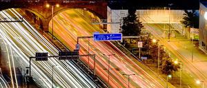 Deutschlands meistbefahrene Autobahn: Hier wird ab Montag gebaut, die Eisenbahnbrücke (oben am Bildrand) wird saniert. Die Auffahrten sind gesperrt.