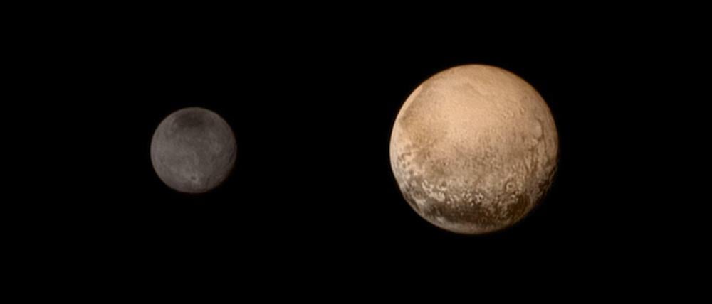 Am 11. Juli hat "New Horizons" Pluto und den Mond Charon (li.) fotografiert. So nah war bis dahin keine Sonde gekommen. Mittlerweile treffen immer bessere Aufnahmen von den beiden Himmelskörpern auf der Erde ein.