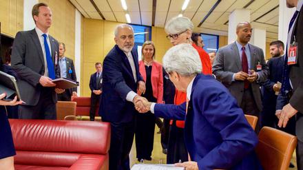 Nach dem Atomabkommen reichen sich US-Außenminister John Kerry und sein iranischer Kollege Javad Zarif die Hände. 