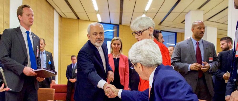 Nach dem Atomabkommen reichen sich US-Außenminister John Kerry und sein iranischer Kollege Javad Zarif die Hände.
