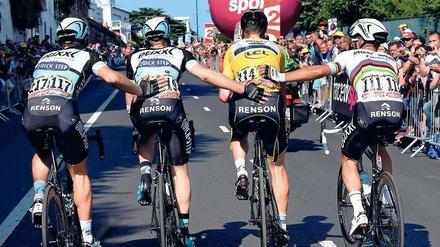 Sanft hinausgeleitet. Tony Martin wird von seinen Teamkollegen eskortiert. Sie dürfen weiterfahren, für ihn ist die Tour beendet. 