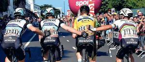 Sanft hinausgeleitet. Tony Martin wird von seinen Teamkollegen eskortiert. Sie dürfen weiterfahren, für ihn ist die Tour beendet. 