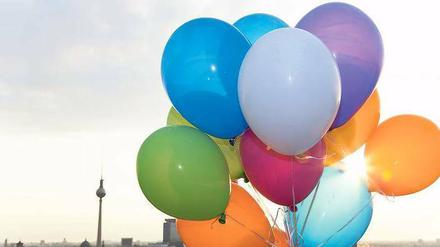 Himmelhoch jauchzend und zu Tode betrübt: Das Abi kann ein Wechselbad der Gefühle sein, und nicht jeder hat dieser Tage Grund zum Feiern. Doch wer es geschafft hat, darf erst einmal den Sommer genießen – in Berlin oder ganz weit weg.