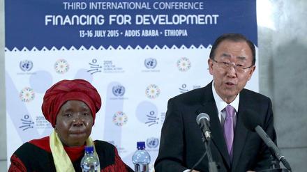 Entwicklungsziele. UN-Generalsekretär Ban Ki Moon und die Chefin der Kommission der Afrikanischen Union, Nkosazana Dlamini-Zuma, redeten in Addis Abbeba über Geld.