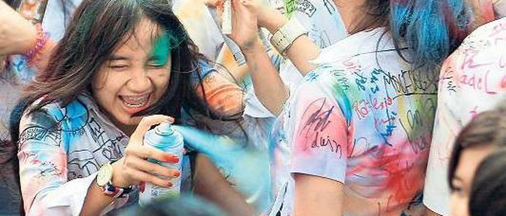 Ran an die Dosen! In Indonesien lassen es die Schulabgänger bei wilden Farbschlachten mal so richtig krachen. 