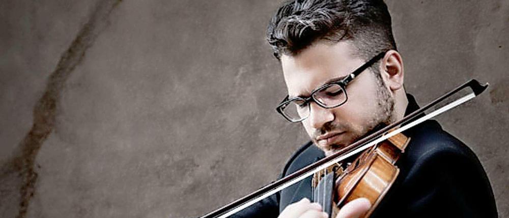 Der Violinist Jonian Ilias Kadesha.