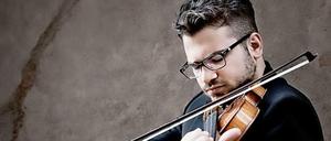Der Violinist Jonian Ilias Kadesha.