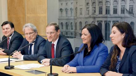 Berlins Regierungschef Michael Müller (M, SPD) stellt die Neuen vor: Matthias Kollatz-Ahnen, und Stadtentwicklung, Andreas Geisel, Dilek Kolat und Sandra Scheeres (Nicht im Bild: Ihre Schultüten).
