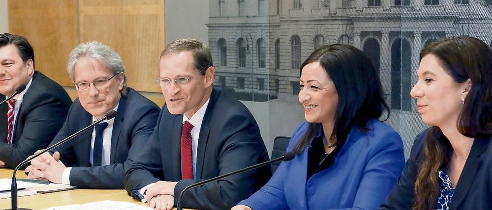Berlins Regierungschef Michael Müller (M, SPD) stellt die Neuen vor: Matthias Kollatz-Ahnen, und Stadtentwicklung, Andreas Geisel, Dilek Kolat und Sandra Scheeres (Nicht im Bild: Ihre Schultüten).