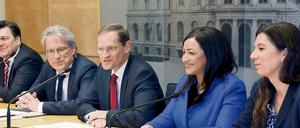 Berlins Regierungschef Michael Müller (M, SPD) stellt die Neuen vor: Matthias Kollatz-Ahnen, und Stadtentwicklung, Andreas Geisel, Dilek Kolat und Sandra Scheeres (Nicht im Bild: Ihre Schultüten).