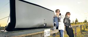 Die Performerinnen Anna Becker und Katharina Bischoff im Autokino.