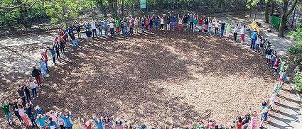 Als die Kletterspinne der Kreuzberger Clara-Grunwald-Schule zum Sicherheitsrisiko wurde, musste sie abgebaut werden. Geld für einen Ersatz ist keins in Sicht. Die Schüler protestieren.