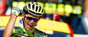 Rafal Majka jubelt nach der Zieleinfahrt.