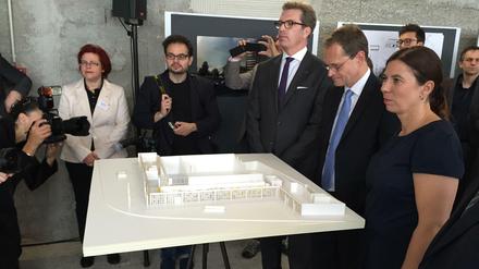 Ein prüfender Blick auf ein Modell des "Coworking Space": Michael Müller (2. v. R.) zwischen Berliner-Volksbank-Vertreter Carsten Jung und Bildungssenatorin Sandra Scheeres.