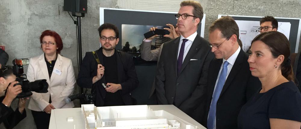 Ein prüfender Blick auf ein Modell des "Coworking Space": Michael Müller (2. v. R.) zwischen Berliner-Volksbank-Vertreter Carsten Jung und Bildungssenatorin Sandra Scheeres.