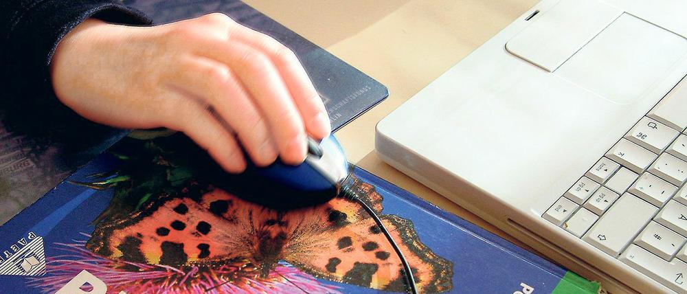 Schulbuch und Laptop: Lehr- und Lernmittel lassen sich heute nicht mehr strikt trennen.