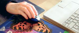 Schulbuch und Laptop: Lehr- und Lernmittel lassen sich heute nicht mehr strikt trennen.