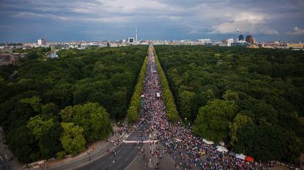 Und so fing im Juni alles an: Die Straße des 17. Juni wurde gesperrt für den CSD - auf den die Modewoche folgte.