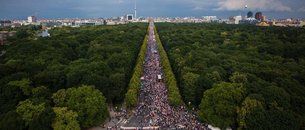 Und so fing im Juni alles an: Die Straße des 17. Juni wurde gesperrt für den CSD - auf den die Modewoche folgte.