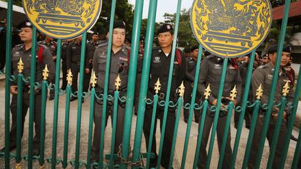 Thailändische Polizisten bei einer Pro-Demokratie-Demo in Bangkok. Die Militärführung geht hart gegen Andersdenkende vor.
