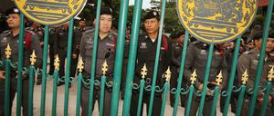 Thailändische Polizisten bei einer Pro-Demokratie-Demo in Bangkok. Die Militärführung geht hart gegen Andersdenkende vor.