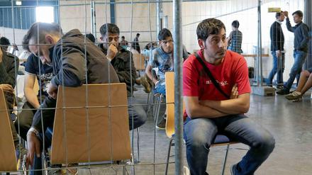 In dieser Passauer Halle landen die von der Polizei auf der Autobahn aufgegriffenen Flüchtlinge. Sie haben ihr Ziel erreicht: Deutschland.
