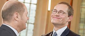 Olaf Scholz ist oben:Hamburgs Erster Bürgermeister (l.) stößt laut einer "Stern"-Umfrage in seiner Stadt auf deutlich mehr Zustimmung als sein Berliner Pendant Michael Müller in der Hauptstadt.