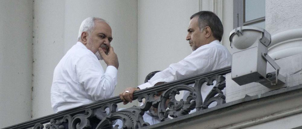 Irans Außenminister Mohammad Javad Zarif (links) bespricht sich während der Atomgespräche in Wien mit Hussein Fereydoun, dem Bruder des iranischen Präsidenten.  