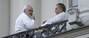 Irans Außenminister Mohammad Javad Zarif (links) bespricht sich während der Atomgespräche in Wien mit Hussein Fereydoun, dem Bruder des iranischen Präsidenten.  