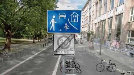 "Spielstraße" -Hinweisschild in der Gudvanger Straße in Prenzlauer Berg.