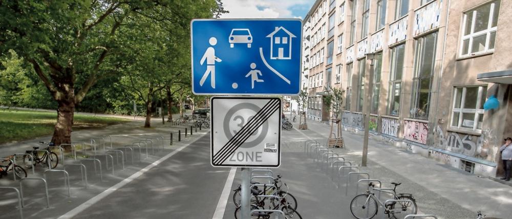 "Spielstraße" -Hinweisschild in der Gudvanger Straße in Prenzlauer Berg.
