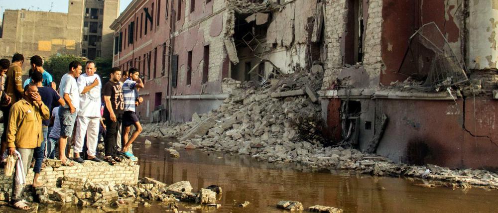 Die Fassade des Konsulats wurde verwüstet, ein Straßenhändler starb durch die Explosion.