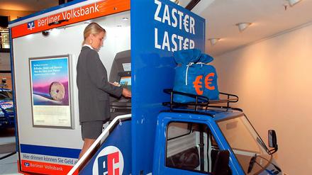 Die Berliner Volksbank hatte den ersten fahrbaren Geldautomat Europas. Günstiger ist das Abheben dort aber nicht. Eher im Gegenteil. 