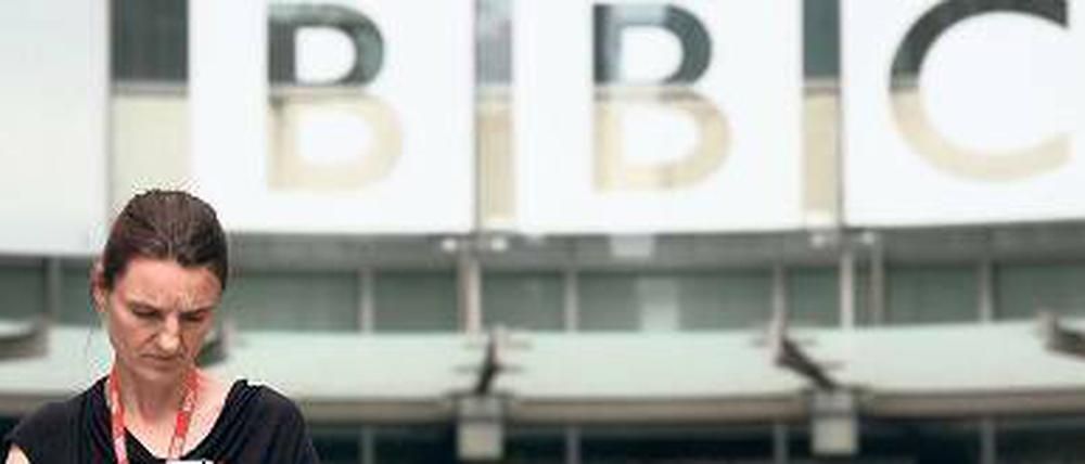 1000 Mitarbeiter will die BBC entlassen, die bisher 18 000 Menschen beschäftigt. Doch nicht nur bei ihren Angestellten soll die britische Sendergruppe sparen. 