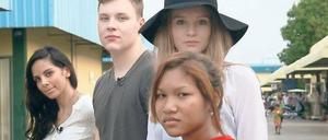 Zusammen mit modebegeisterten Jugendlichen trifft Collien Ulmen-Fernandes (l.) in Kambodscha Textilfabrikarbeiterinnen. 