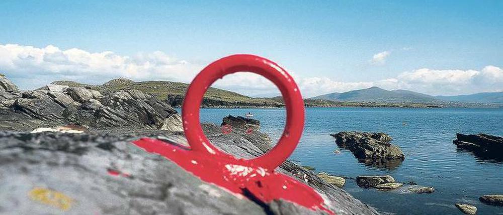 Anlegen, bitte: Valentia Island vor der irischen Küsste durch einen Festmacherring betrachtet.