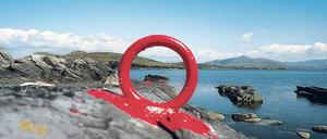 Anlegen, bitte: Valentia Island vor der irischen Küsste durch einen Festmacherring betrachtet.