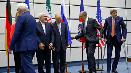Neue Ordnung: der Iran inmitten der Weltgemeinschaft. Nach Abschluss der Verhandlungen ordnen sich die Diplomaten und Außenminister zum Gruppenfoto, von links nach rechts: Frank-Walter Steinmeier, die Außenbeauftragte der EU, Federica Mogherini (verdeckt), der iranische Außenminister Mohammad Javad Zarif, der iranische Botschafter bei der IAEA, Ali Akbar Salehi, der russische Außenminister Sergej Lawrow and US-Außenminister John Kerry.