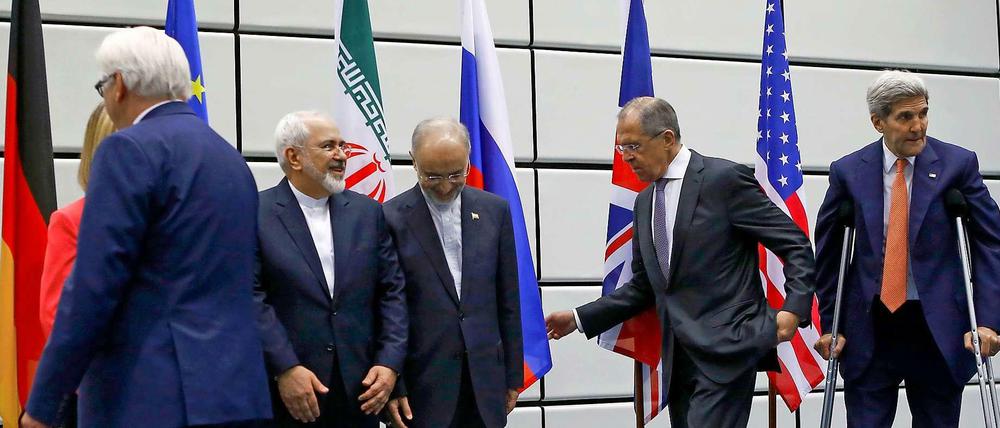 Neue Ordnung: der Iran inmitten der Weltgemeinschaft. Nach Abschluss der Verhandlungen ordnen sich die Diplomaten und Außenminister zum Gruppenfoto, von links nach rechts: Frank-Walter Steinmeier, die Außenbeauftragte der EU, Federica Mogherini (verdeckt), der iranische Außenminister Mohammad Javad Zarif, der iranische Botschafter bei der IAEA, Ali Akbar Salehi, der russische Außenminister Sergej Lawrow and US-Außenminister John Kerry.